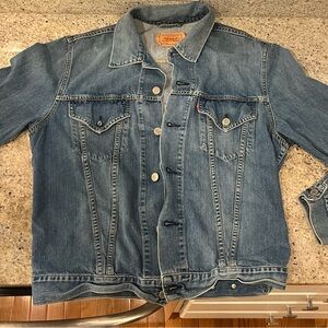 ✳️ Levi’s Jean jacket Men’s size large See photos and comments for measurements